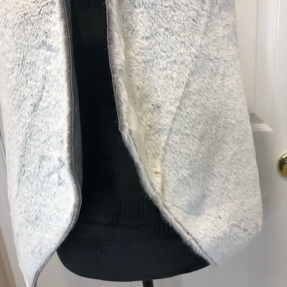 Tart faux fur gray vest size small - Picture 3 of 9